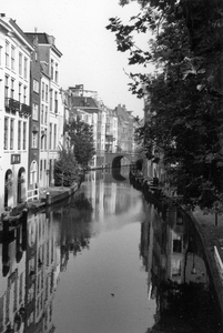 604269 Gezicht op de Oudegracht te Utrecht, vanaf de Gaardbrug, met links de achtergevels van de huizen aan de Lijnmarkt.